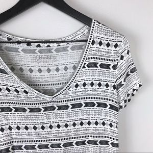 🍄Mudd tribal t-shirt size small black & white